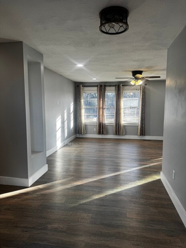 Enry to Living Room 1 - 4018 W Weaver Rd