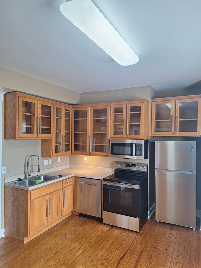Building Photo - 900 E High St Unit Apt A