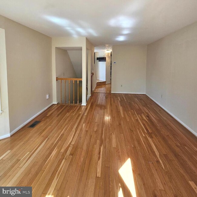 Photo - 5911 Sir Cambridge Way