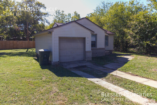 Building Photo - 910 Diamond Cir Rental