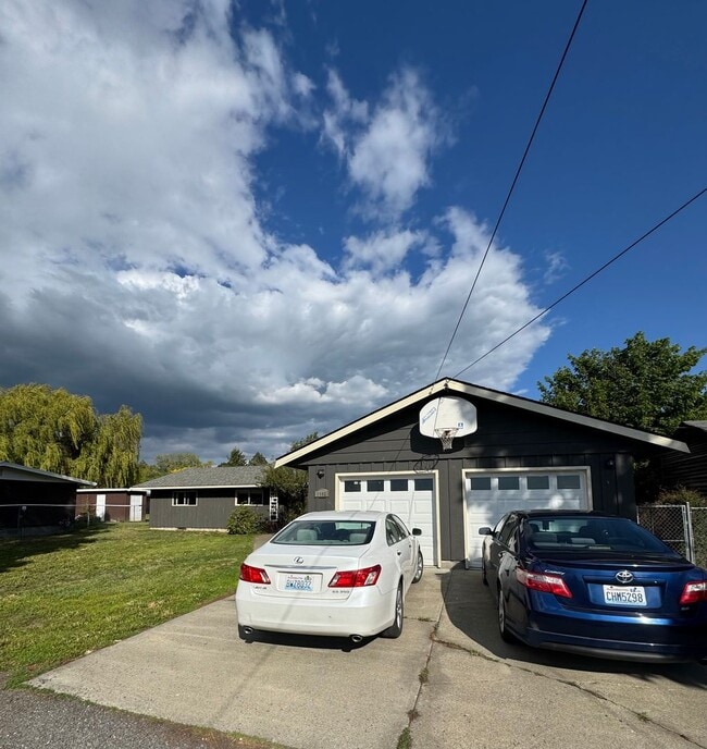 Spacious 5 Bedroom Rental by Park - Spacious 5 Bedroom Rental by Park