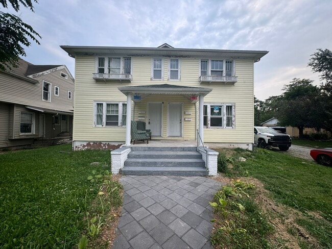 Building Photo - 701 E Walnut St Unit D Rental
