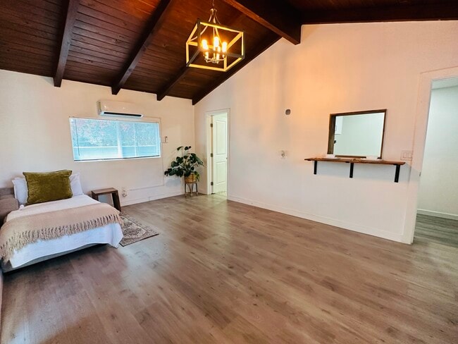 Building Photo - 2707 Cridge St Unit B