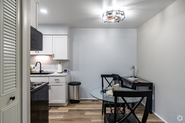 1BR, 1BA - 730SF - Dining Area