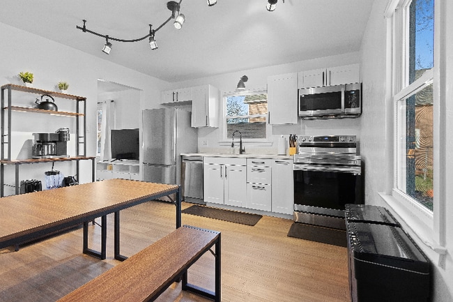 Building Photo - 914 Quincy St