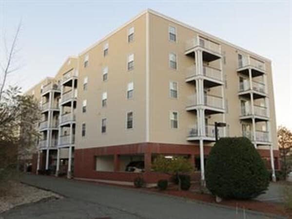 Building Photo - 86 E Howard St Unit 104