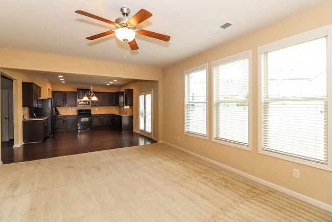 Photo - 831 Collingsworth Ln NE