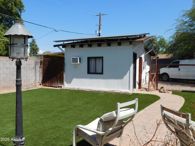 1618 W Gardenia Dr
