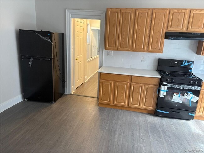 Photo - 675 E 230th St