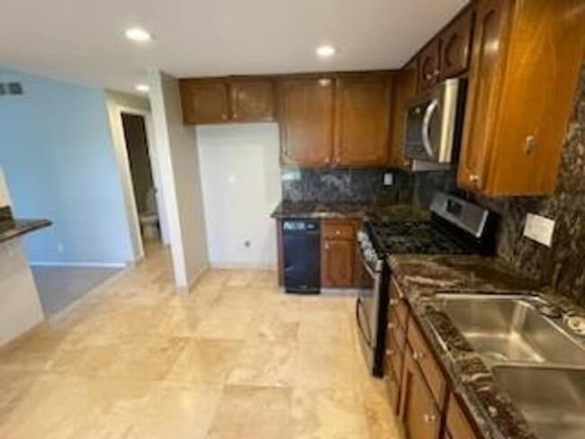 Photo - Impeccable end-unit La Mancha townhome in Mission Viejo