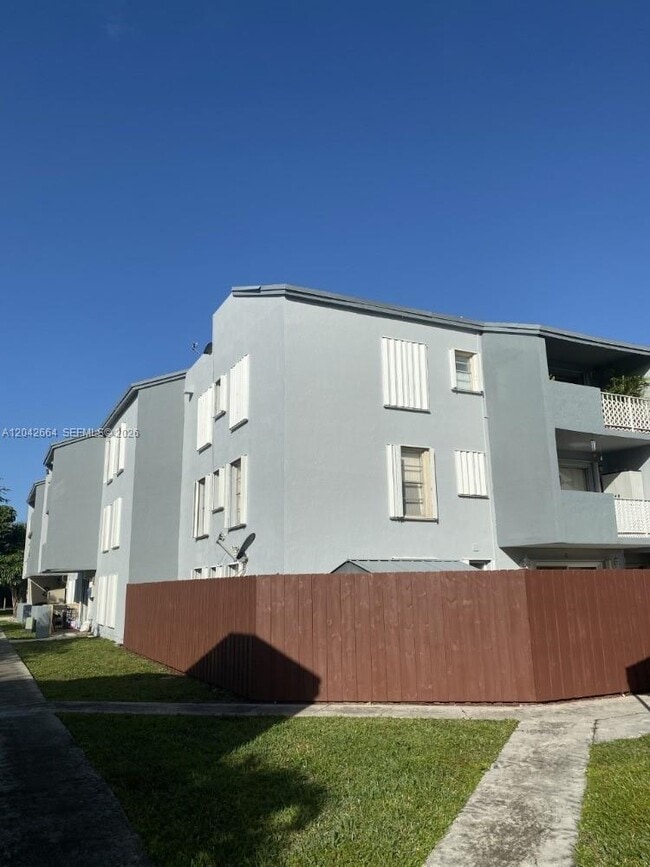 Building Photo - 1725 W 60th St Unit F202