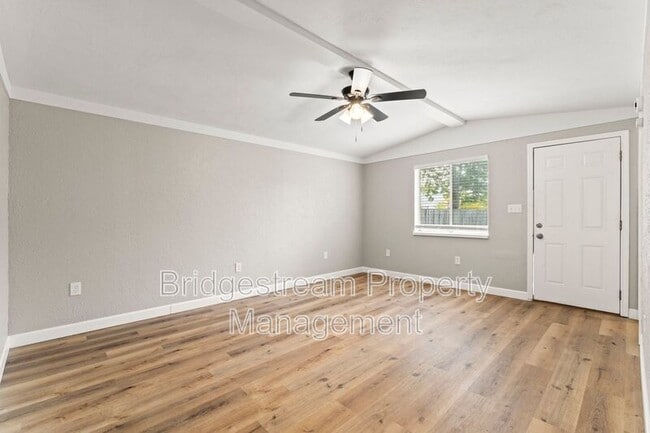 Photo - 1620 E 4th St