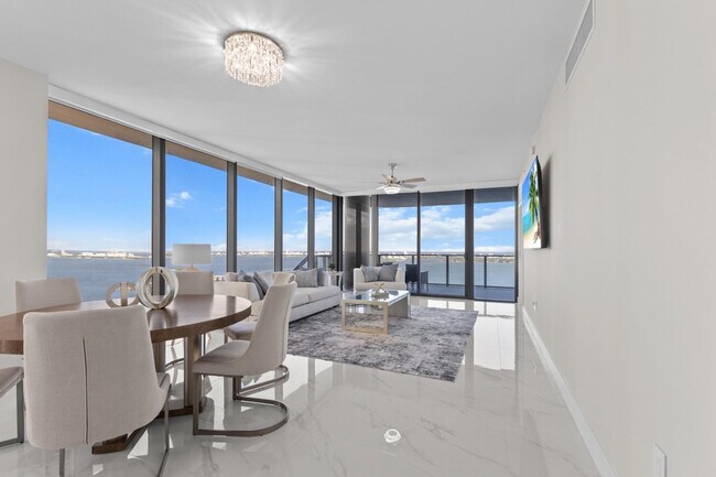 Building Photo - 700 NE Miami Pl Unit 4501