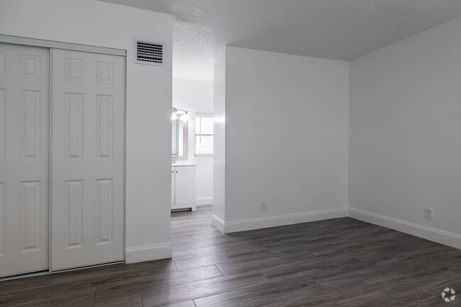 1 BR, 1.5 BA - 820SF