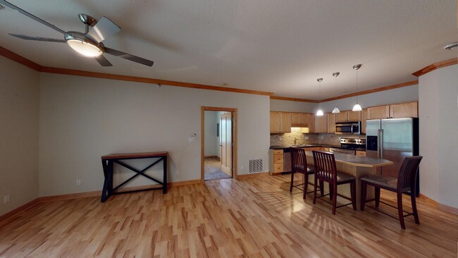 AVAILABLE AUGUST 1st! Cute Condo w/Securit... - AVAILABLE AUGUST 1st! Cute Condo w/Securit...