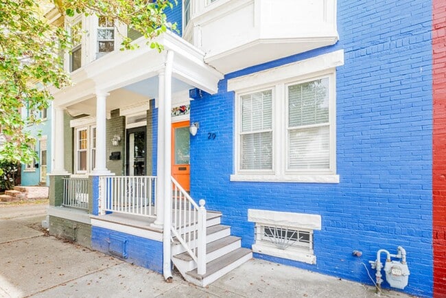 Building Photo - Great Fan Rowhouse!!