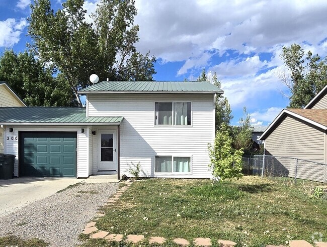 Building Photo - 2 Bedroom, 1.5 Bathroom, 1 Car Garage For ... Rental