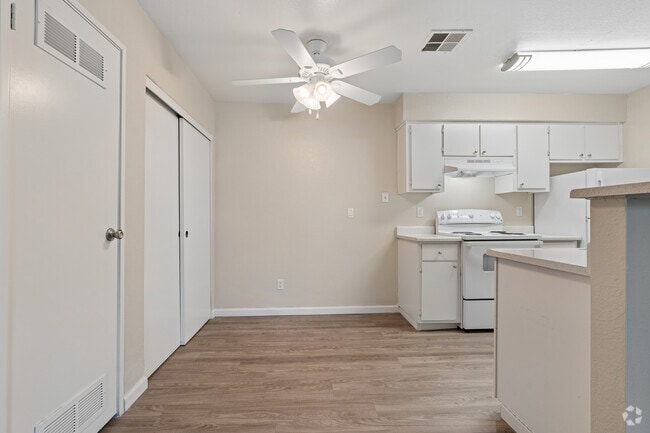 1BR, 1BA - 641SF - Dining Room