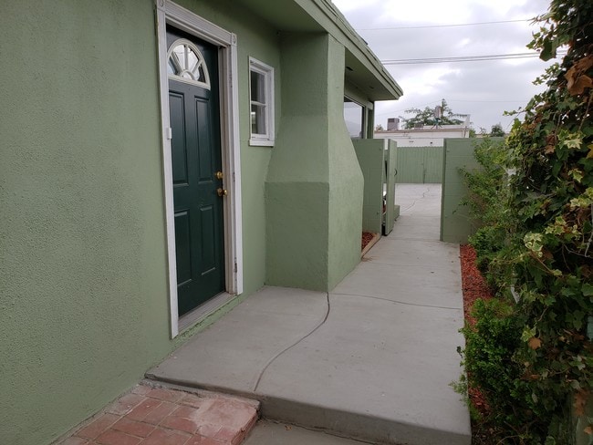 Puerta de entrada principal - 4427 W 140th St