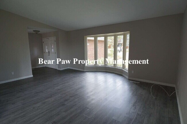 Photo - Lovely 4 Bedroom Home Golden!!