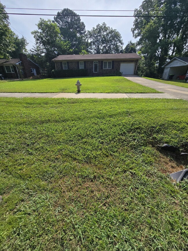 Photo - "Charming Full Brick, 3-Bed Oasis in Hampton, GA with 1.5 Baths – Your Perfect Retreat Awaits!"