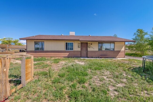 Building Photo - Home with Mountain Views!