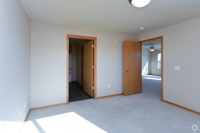 2BR, 2BA - 1,045SF