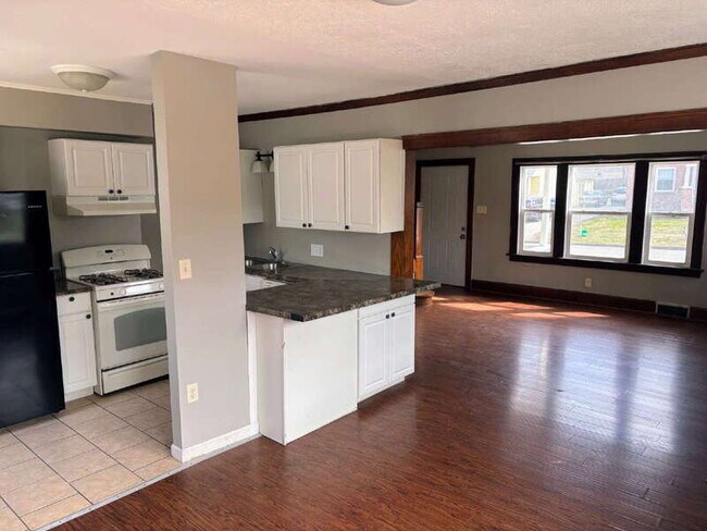 Photo - 1300 E 12th St