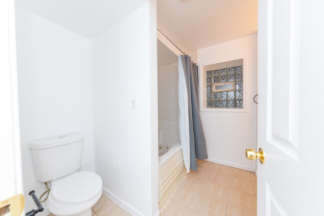 Photo - 2117 N Winchester Ave Unit 001RA