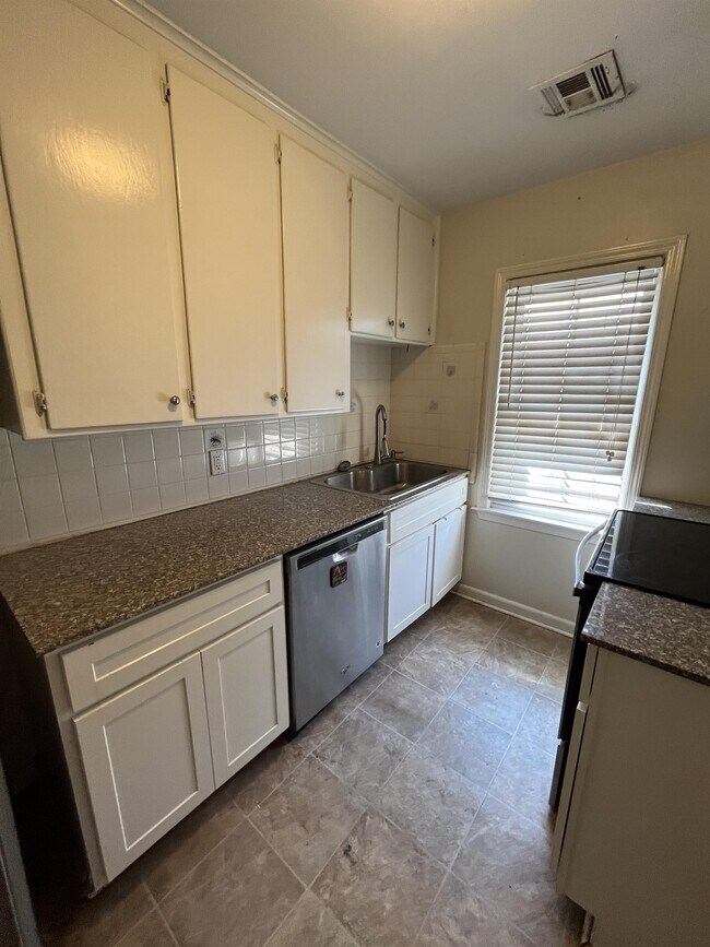 Photo - 423 E 6th St