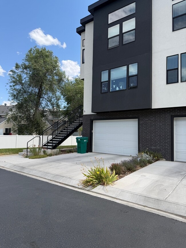 Photo - 960 N Angel St