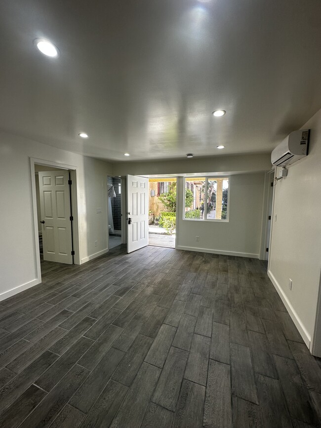 LIVING ROOM - 957 W 45th St Unit #3