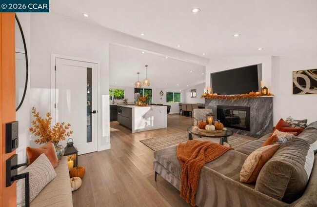 3360 Esperanza Dr