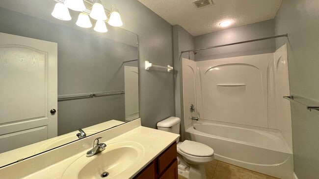 Building Photo - Beautiful Home in beautiful neighborhood