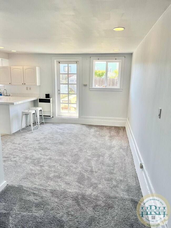 Building Photo - Charming Studio Nestled in the Heart of th... Unit Lower Rental