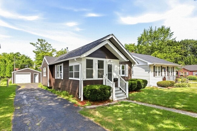 Building Photo - Move-In Ready 3 Bedroom with Fenced Yard & Garage!
