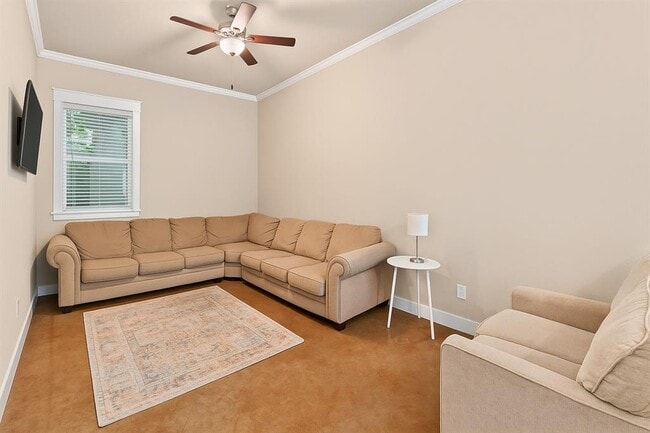 Photo - 507 W N Loop Blvd