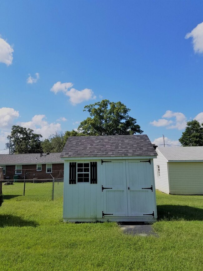 Brick ranch in Colonial Heights for rent. Rental For Rent in Colonial