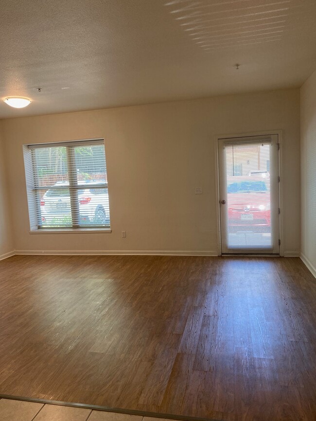 living - 1212 Walnut Ave Unit #2