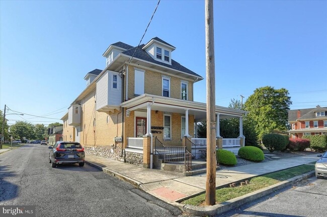 Building Photo - 50 E Maple St Unit 2