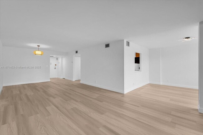 Photo - 1000 Parkview Dr Unit 129