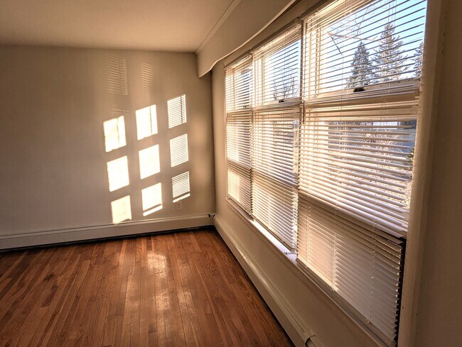 Living Rm - 44 Barrington Rd Unit 1