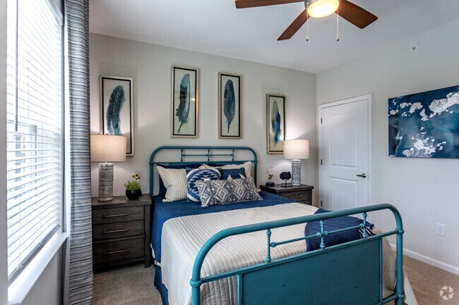 1BR, 1BA - 828 SF