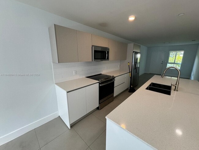 Photo - 2555 NE 193rd St