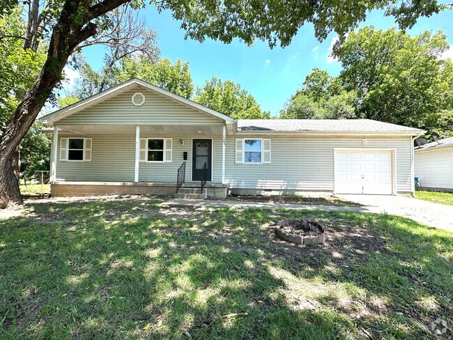 Building Photo - For Lease: 3 Bed, 2 Bath Central Joplin-$1200 Rental