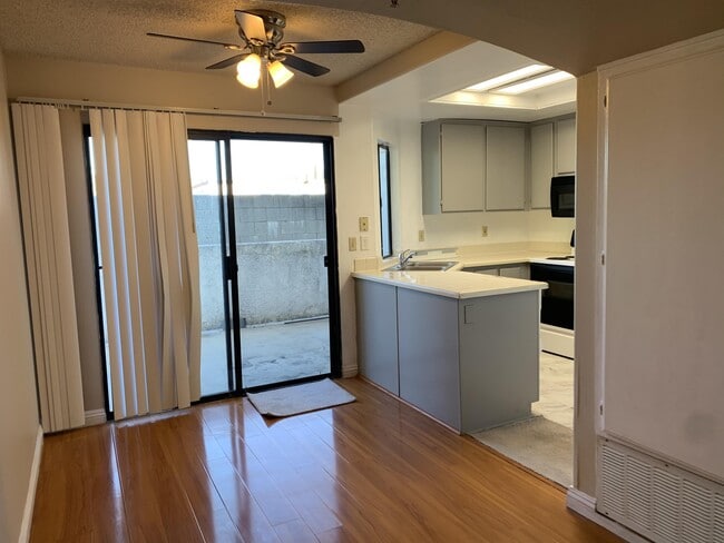 Building Photo - 707 S Webster Ave Unit 112