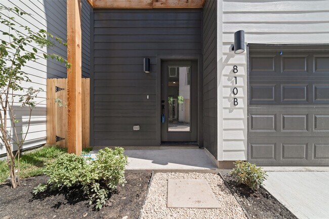 Photo - 810 Elkhart St