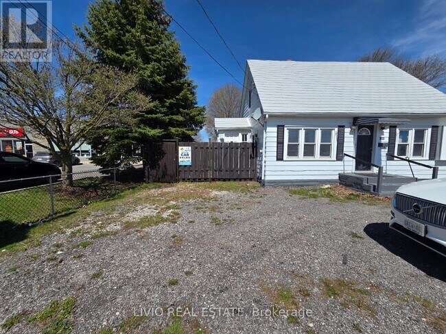 Photo - 323 Queen St