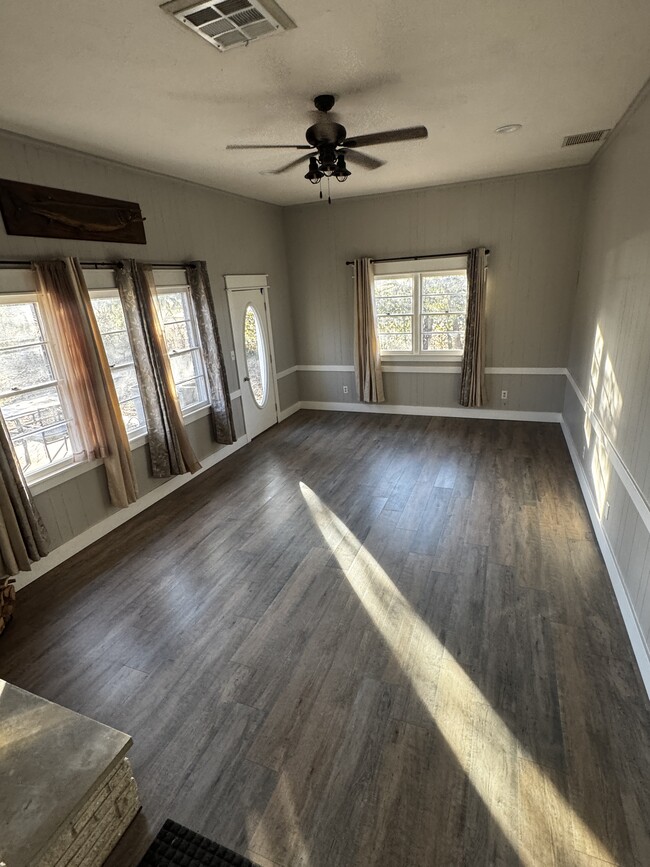 Building Photo - 4018 W Weaver Rd