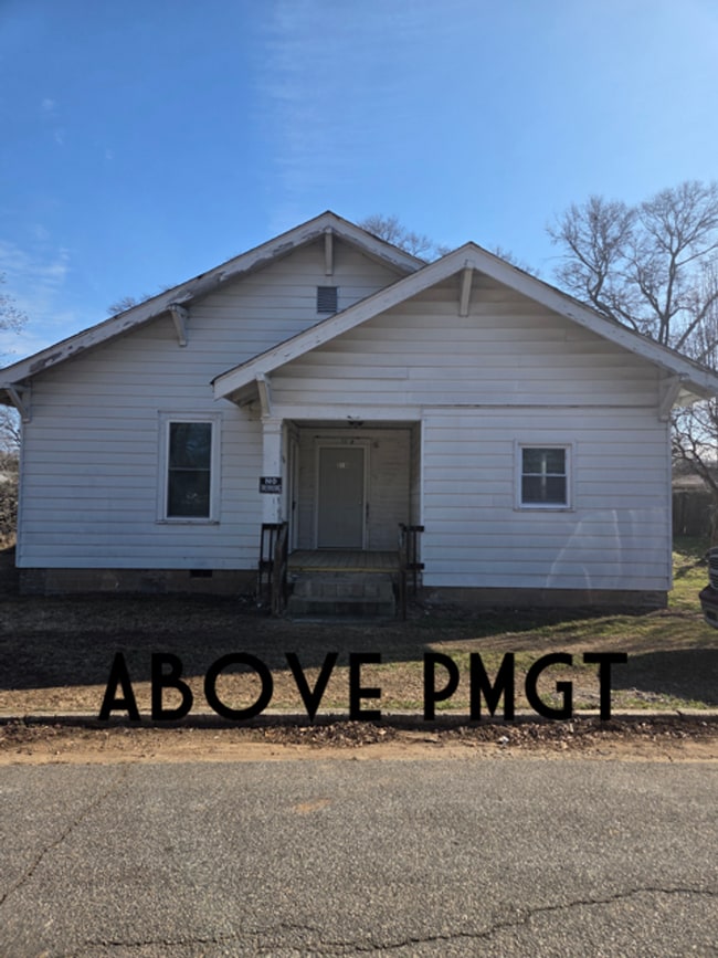 Building Photo - Very Roomy Apartment